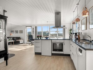 Een koelkast, een magnetron, een oven, een vaatwasser