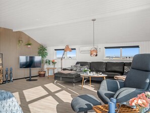 Een televisie en een open haard