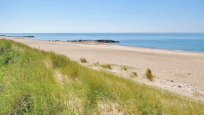 A beach with a clear sky, sandy shore, and grassy dunes. - "Beatrice" - 150m from the sea by Interhome (Lemvig)