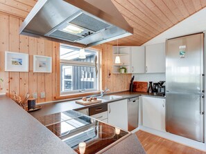 Kjøleskap, mikrobølgeovn, ovn og oppvaskmaskin