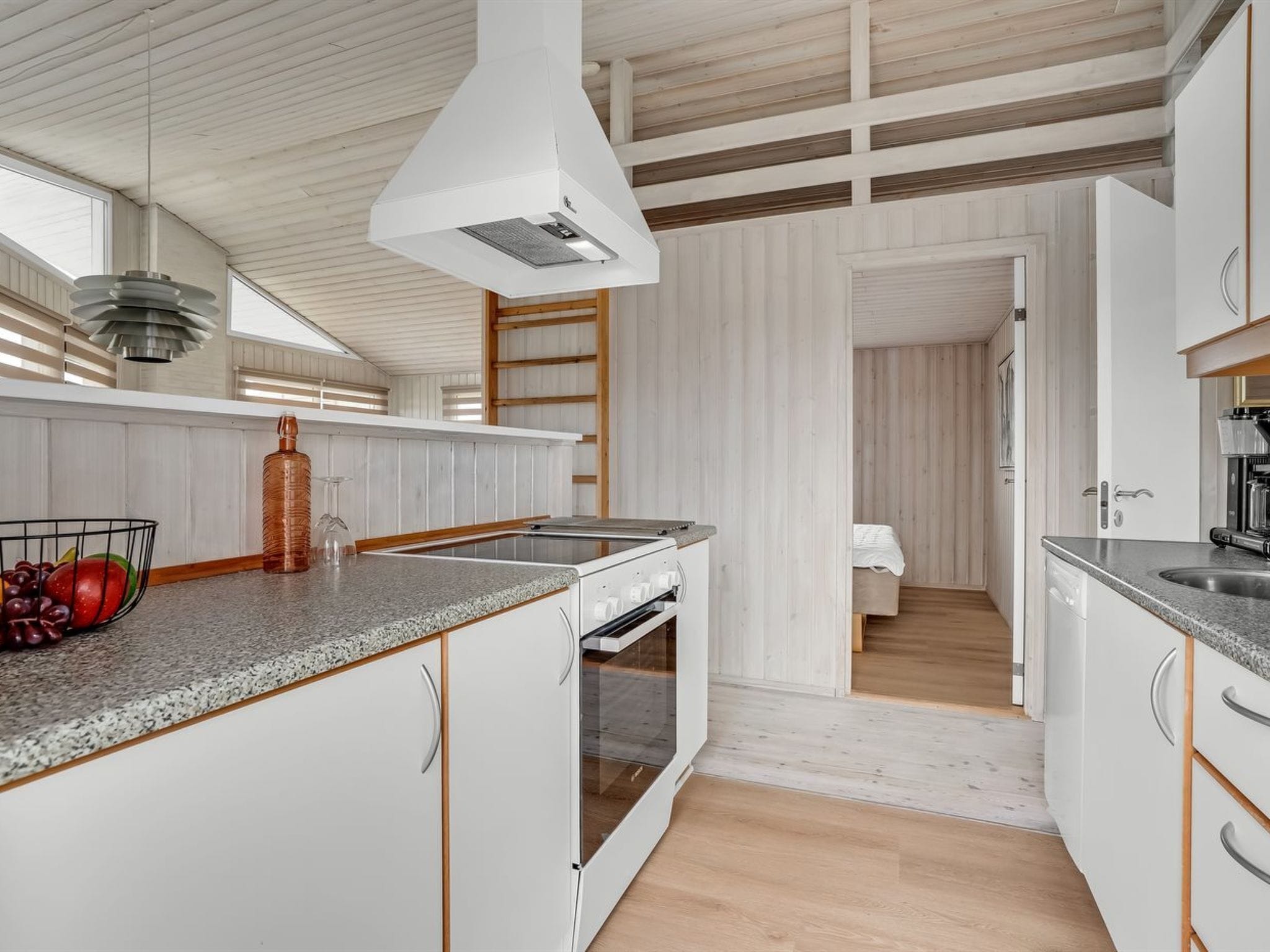 Køleskab, mikrobølgeovn, opvaskemaskine, højstol