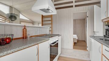 Køleskab, mikrobølgeovn, opvaskemaskine, højstol