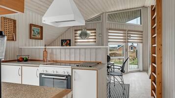 Réfrigérateur, micro-ondes, lave-vaisselle, chaise haute