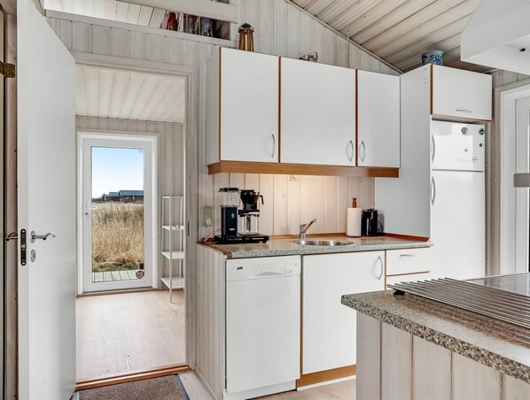 Refrigerador, microondas, lavavajillas y utensilios de cocina