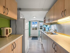 Køleskab, mikrobølgeovn, ovn, køkkentøj/tallerkener/redskaber