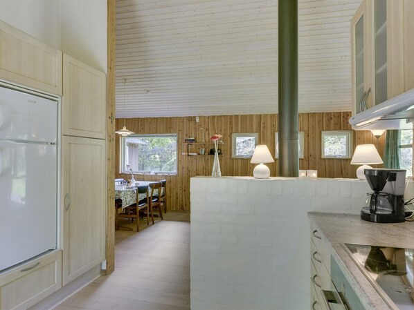 Fridge, microwave, dishwasher, cookware/dishes/utensils