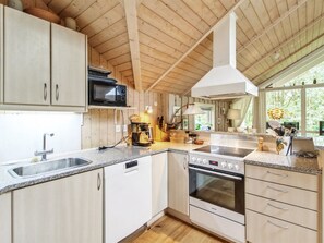 Køleskab, mikrobølgeovn, opvaskemaskine, køkkentøj/tallerkener/redskaber