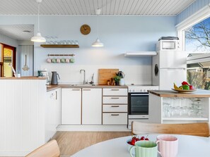 Jääkaappi, mikroaaltouuni, uuni, astianpesukone
