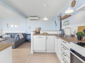 Jääkaappi, mikroaaltouuni, uuni, astianpesukone