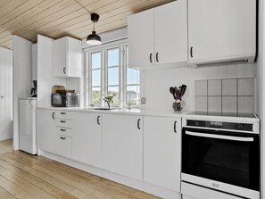 Jääkaappi, mikroaaltouuni, uuni, syöttötuoli