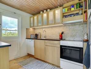 Refrigerador, lavavajillas y utensilios de cocina