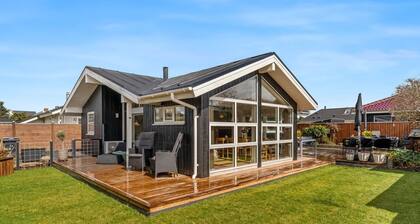 "Sjarlotte" - 100m from the sea by Interhome