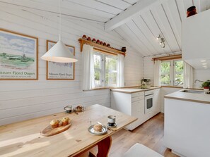 Køleskab, mikrobølgeovn, køkkentøj/tallerkener/redskaber