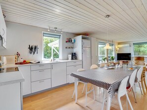 Kjøleskap og kjøkkenutstyr