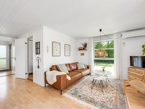 TV, fireplace, DVD player