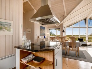 Kjøleskap, mikrobølgeovn, oppvaskmaskin og kjøkkenutstyr