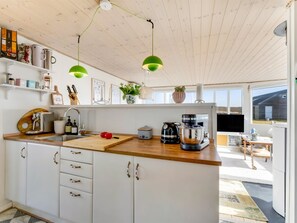 Kjøleskap, mikrobølgeovn, ovn og høy barnestol