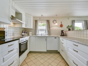 Een koelkast, een microgolfoven, een oven, een vaatwasser