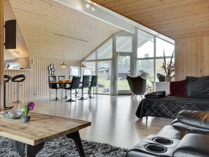 Fernseher, Kamin, Tischfußball