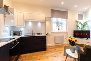 Kjøleskap, mikrobølgeovn, ovn og brødrister