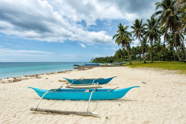 Beach nearby, white sand, free beach cabanas, beach umbrellas
