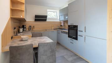 Frigorífico, horno, placa de cocina y lavavajillas
