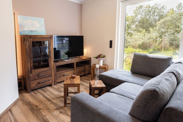Smart TV, fireplace - Holiday apartment on the farm with its own parking space, barrier-free (Steinhöfel)
