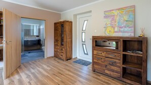 Ein geräumiges Zimmer mit Holzboden, einem Einbauschrank und einer Tür zum Badezimmer.
