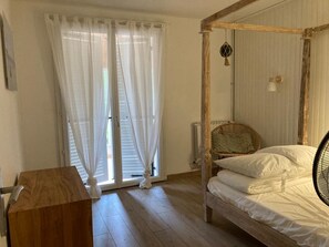 3 slaapkamers, een strijkplank/strijkijzer, wifi