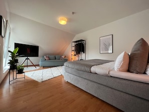 4 bedrooms, iron/ironing board, travel cot, free WiFi - Luxurious penthouse apartment 200sqm in the Lotsenviertel 5 min to Altenliebe (Cuxhaven)