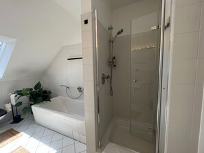Bruser, hårtørrer, bidet, håndklæder