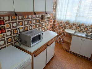 冷蔵庫、電子レンジ、オーブン、コンロ