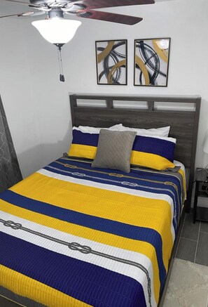 3 室のベッドルーム、防音設備、アイロン / アイロン台、WiFi (無料)