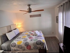 3 habitaciones, insonorización y tabla de planchar con plancha