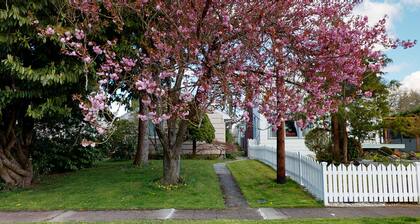 Hazel's Hideaway: A/C in walkable neighborhood