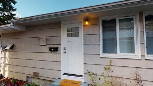 Hazel's Hideaway: A/C in walkable neighborhood