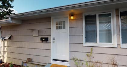 Hazel's Hideaway: A/C in walkable neighborhood