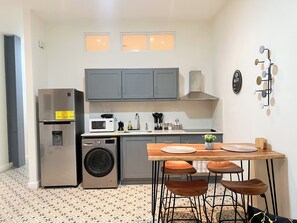 Refrigerador, microondas, horno, placa de cocina