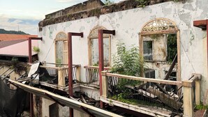 A dilapidated building with overgrown vegetation and broken windows. - Apartamento en el Corazón de Casco Viejo Panamá 14 (Panamá)