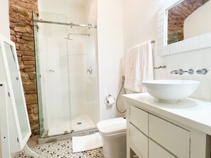 Douche, sèche-cheveux, serviettes fournies, savon