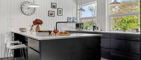 Kylskåp, mikrovågsugn, diskmaskin och grytor/köksredskap