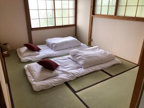 3 bedrooms, desk, laptop workspace, blackout drapes