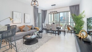 Una sala de estar moderna con sofá, mesa de centro y comedor.