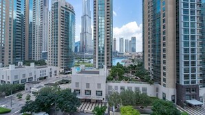 Un complejo residencial de edificios altos con varias torres de apartamentos, una plaza central con piscina y zonas verdes circundantes.