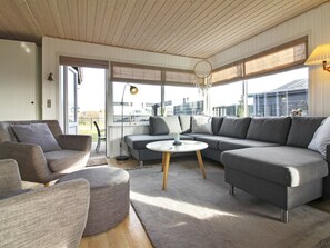 Televisión y chimenea 