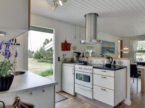 Fridge, oven, dishwasher, cookware/dishes/utensils