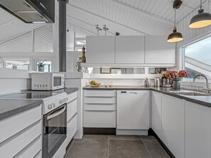 Køleskab, mikrobølgeovn, opvaskemaskine, højstol