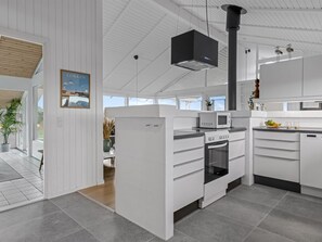 Réfrigérateur, micro-ondes, lave-vaisselle, chaise haute