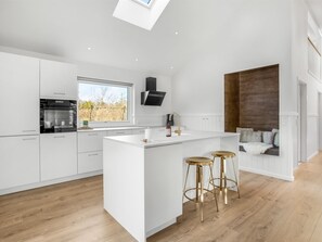 Een koelkast, een microgolfoven, een oven, een vaatwasser