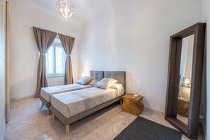 3 slaapkamers, een strijkplank/strijkijzer, reisbedje, gratis wifi